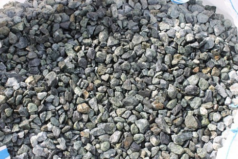 Kamenclub.ru: Щебень крошка зеленый (змеевик) фр. 20-40 мм.  купить в Крыму мрамор зеленый, салатовый ландшафтная мраморная крошка 8500 руб/т   фото КАМЕНЬ КЛУБ