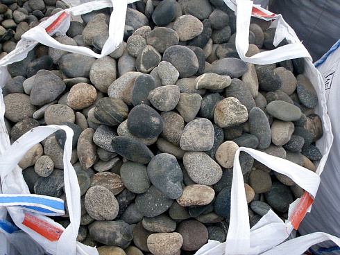 Kamenclub.ru: Галька речная плоская (ассорти) фр. 100-200-300 мм. купить  в Крыму галька плоская разноцветная серый белый темно-серый синий речная галька ландшафтная 8000 руб/т   фото КАМЕНЬ КЛУБ