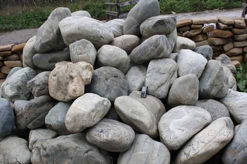 Kamenclub.ru: Речной валун Кабанчик фр.300-500 мм.  купить в Крыму крупный природный камень галька серый, темно-серый речной валун галечник масштабный 7000 руб/т   фото КАМЕНЬ КЛУБ