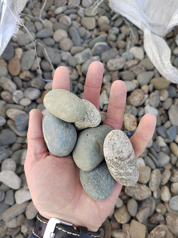 Kamenclub.ru: Галька речная окат (пестрая) фр. 20-40 мм. купить  в Крыму галька речная пестрая, серая, серые оттенки галька речная окатанная округлая 5000 руб/т   фото КАМЕНЬ КЛУБ