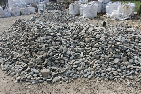 Kamenclub.ru: Галька речная плоская (ассорти) фр. 70-150 мм. купить  в Крыму галька галечник серый белый темно-серый синий светло-серый плоская природная галька  9000 руб/т   фото КАМЕНЬ КЛУБ