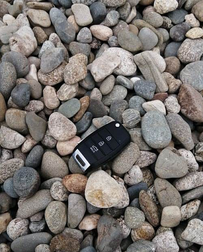 Kamenclub.ru: Галька горная речная окат (цветная) фр. 20-40 мм. купить  в Крыму галька речная серый синий бежевый белый окатанная речная галька ландшафтная 6800 руб/т   фото КАМЕНЬ КЛУБ