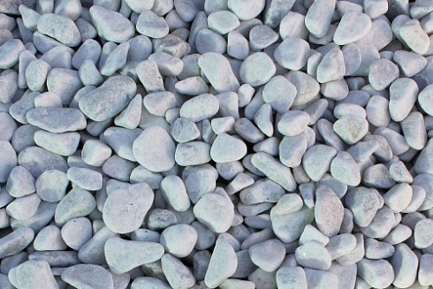 Kamenclub.ru: Мраморная крошка (щебень галтованный белый), фр.20-40 мм.  купить в Крыму мрамор белый бежевый молочный мраморный щебень декоративный 17000 руб/т   фото КАМЕНЬ КЛУБ