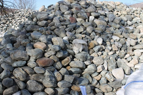 Kamenclub.ru: Ландшафтные валунчики фр.100-500 мм.  купить в Крыму крупный природный камень серый, темно-серый, светло-серый речной валун крупный 4800 руб/т   фото КАМЕНЬ КЛУБ