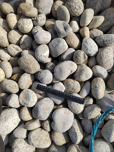 Kamenclub.ru: Галька речная окат (серо-белая) фр. 70-120 мм купить  в Крыму галька галечник бело-серая, серо-белая, серая, белая речная природная галька  8000 руб/т   фото КАМЕНЬ КЛУБ