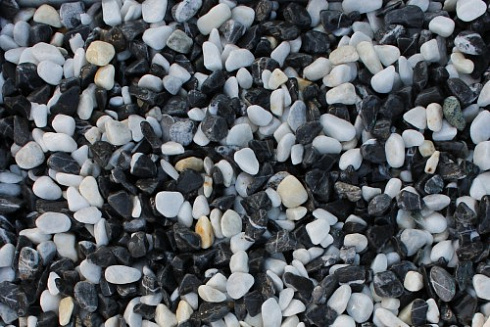 Kamenclub.ru: Мраморная крошка (щебень галтованный микс:белый-черный) фр.10-20 мм.  купить в Крыму мрамор белый, черный окатанные округлые декоративные ландшафтные камни щебня 15500 руб/т   фото КАМЕНЬ КЛУБ