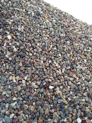 Kamenclub.ru: Галька речная окат цветная фр.5-10 мм. купить  в Крыму галька речная белый, серый, красноватый, синий, темно-серый речная окатанная галька декоративная 6800 руб/т   фото КАМЕНЬ КЛУБ