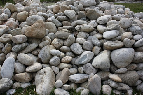 Kamenclub.ru: Бело-серый валунчик фр.100-300 мм.  купить в Крыму крупный камень для ландшафта серый, белый бело-серый валун крупная галька 4500 руб/т   фото КАМЕНЬ КЛУБ