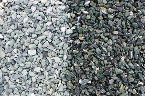 Kamenclub.ru: Мраморная крошка (щебень галтованный микс:зеленый-черный) фр.10-20 мм.  купить в Крыму мрамор зеленый, черный декоративные ландшафтные окатанные округлые камни щебня 14500 руб/т   фото КАМЕНЬ КЛУБ