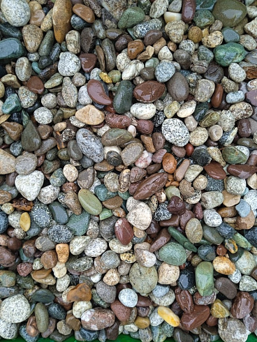 Kamenclub.ru: Галька горная речная окат (цветная) фр. 20-40 мм. купить  в Крыму галька речная серый синий бежевый белый окатанная речная галька ландшафтная 6800 руб/т   фото КАМЕНЬ КЛУБ