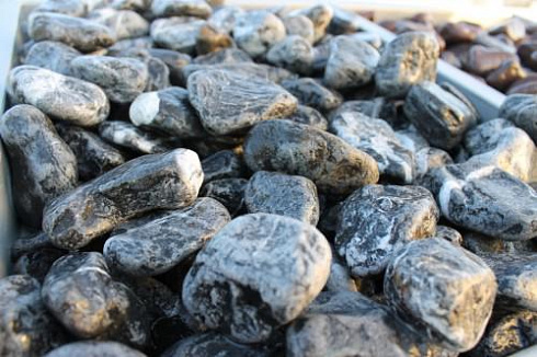 Kamenclub.ru: Щебень галтованный черный (мрамор) фр.20-40 мм.  купить в Крыму мрамор черный с белыми прожилками мрамор окатанный округлый 15000 руб/т   фото КАМЕНЬ КЛУБ