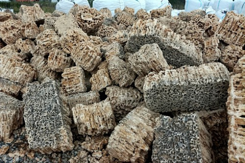 Kamenclub.ru: Крымский природный меотис фр. 100-500 мм.  купить в Крыму меотис бежевый рыжий молочный желтый ракушечник 4 500 руб/т   фото КАМЕНЬ КЛУБ