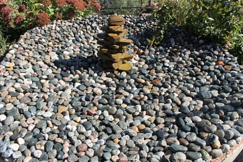 Kamenclub.ru: Галька окат (цветная картошка) фр. 50-100 мм. купить  в Крыму галька природная окатанная серый белый цветной синий темно-серый коричневый округлый галечник окатанный 6800 руб/т   фото КАМЕНЬ КЛУБ