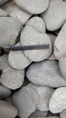 Kamenclub.ru: Галька речная плоская (темно-серая) фр. 70-150 мм. купить  в Крыму галечник природный темно-серый серый синий речная плоская природная окатанная  9000 руб/т   фото КАМЕНЬ КЛУБ