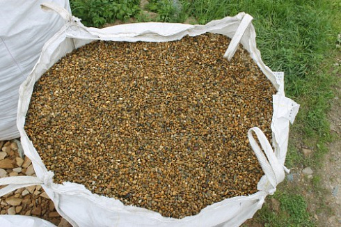 Kamenclub.ru: Галька окат (серо-желтая) фр.10-20 мм. купить  в Крыму галька серо-желтая, рыжая, серый речная окатанная округлая галька 5000 руб/т   фото КАМЕНЬ КЛУБ