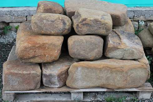 Kamenclub.ru: Песчаник для строительства и кладки (фр. 200-400 мм)  купить в Крыму песчаник бежевый серый рыжий желтый блоки для строительства из песчаника 6500 руб/т   фото КАМЕНЬ КЛУБ