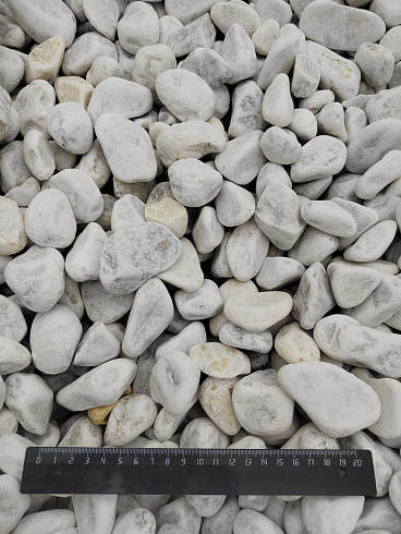 Kamenclub.ru: Мраморная крошка (щебень галтованный белый) фр.40-70 мм.  купить в Крыму мрамор белый молочный айвори окатанный округлый природный камень 17000 руб/т   фото КАМЕНЬ КЛУБ