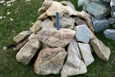 Kamenclub.ru: Песчаник декоративный ландшафтный (фр. 300-500 мм)  купить в Крыму песчаник желтый рыжий серый зеленый валун речной окатанный природный песчаника 4 500 руб/т   фото КАМЕНЬ КЛУБ