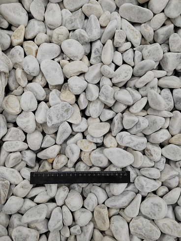 Kamenclub.ru: Мраморная крошка (щебень галтованный белый) фр.40-70 мм.  купить в Крыму мрамор белый молочный айвори окатанный округлый природный камень 17000 руб/т   фото КАМЕНЬ КЛУБ