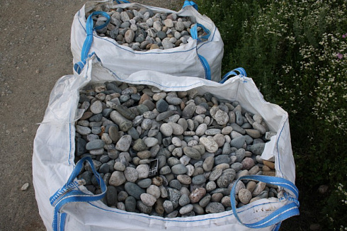 Kamenclub.ru: Галька речная окат (серая) фр.40-60 мм купить  в Крыму галька речная серый бежевый рыжий коричневый округлый речной камень 5000 руб/т   фото КАМЕНЬ КЛУБ