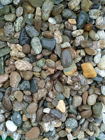Kamenclub.ru: Галька горная речная окат (цветная) фр. 20-40 мм. купить  в Крыму галька речная серый синий бежевый белый окатанная речная галька ландшафтная 6800 руб/т   фото КАМЕНЬ КЛУБ