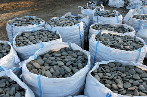 Kamenclub.ru: Галька речная плоская (темно-серая) фр. 100-200-300 мм. купить  в Крыму галька речная плоская темно-серый, серый, синий речной галечник плоский 9000 руб/т   фото КАМЕНЬ КЛУБ