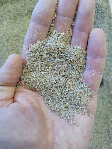 Кварцевый песок для площадок фр. 0,6-1,2 мм.  купить в Крыму фото Камень Клуб