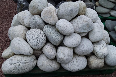 Kamenclub.ru: Бело-серый валунчик фр.100-300 мм.  купить в Крыму крупный камень для ландшафта серый, белый бело-серый валун крупная галька 4500 руб/т   фото КАМЕНЬ КЛУБ