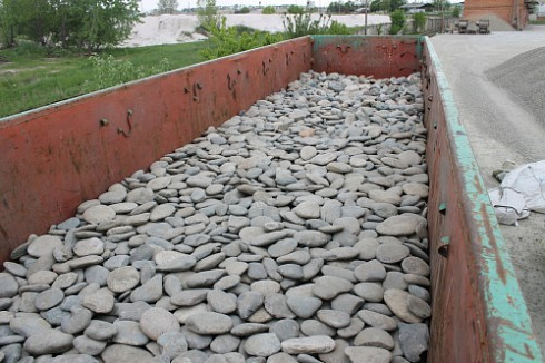 Kamenclub.ru: Галька речная плоская (ассорти) фр. 100-200-300 мм купить  в Крыму галька галечник природный серый, белый темно-серый синий рыжий светло-серый природная галька плоская крупная 8000 руб/т   фото КАМЕНЬ КЛУБ