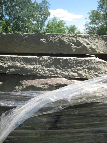 Kamenclub.ru: Песчаник пластушка серо-зеленый (1,5 см)  купить в Крыму плитняк - пластушка серо-зеленый, серый, зеленый пластушка рваная ландшафтная колотая 10200 руб/м3   фото КАМЕНЬ КЛУБ