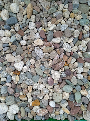 Kamenclub.ru: Галька горная речная окат (цветная) фр. 20-40 мм. купить  в Крыму галька речная серый синий бежевый белый окатанная речная галька ландшафтная 6800 руб/т   фото КАМЕНЬ КЛУБ