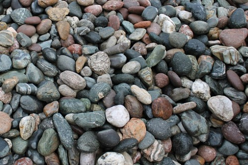 Kamenclub.ru: Галька горная речная окат (цветная) фр. 20-40 мм. купить  в Крыму галька речная серый синий бежевый белый окатанная речная галька ландшафтная 6800 руб/т   фото КАМЕНЬ КЛУБ
