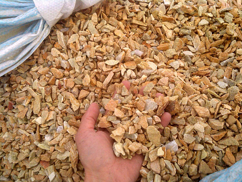 Kamenclub.ru: Щебень крошка желтый (ЗЛАТОЛИТ) фр. 5-10 мм.  купить в Крыму мрамор золотистый, бежевый, желтый каменная ландшафтная декоративная крошка здатолита 8500 руб/т   фото КАМЕНЬ КЛУБ