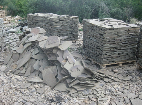 Kamenclub.ru: Песчаник пластушка серо-зеленый (1,5 см)  купить в Крыму плитняк - пластушка серо-зеленый, серый, зеленый пластушка рваная ландшафтная колотая 10200 руб/м3   фото КАМЕНЬ КЛУБ