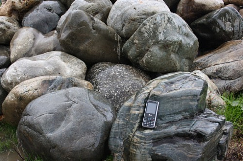 Kamenclub.ru: Речной валун Кабанчик фр.300-500 мм.  купить в Крыму крупный природный камень галька серый, темно-серый речной валун галечник масштабный 7000 руб/т   фото КАМЕНЬ КЛУБ