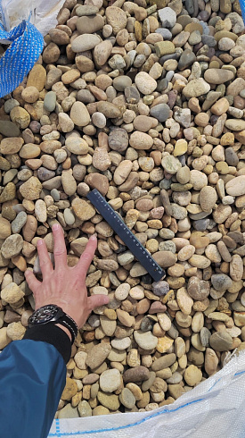 Kamenclub.ru: Галька речная окат рыжая фр. 20-40 мм. купить  в Крыму галька речная окатанная рыжая желтая серая округлая речная галька 5000 руб/т   фото КАМЕНЬ КЛУБ