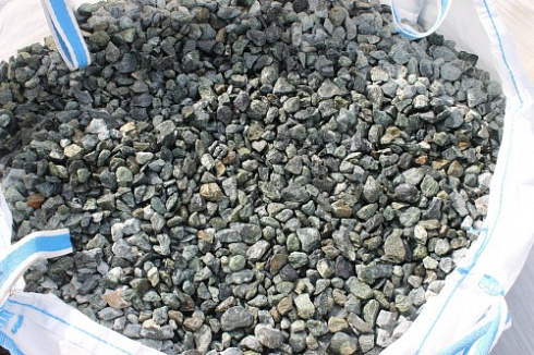 Kamenclub.ru: Щебень крошка зеленый (змеевик) фр. 20-40 мм.  купить в Крыму мрамор зеленый, салатовый ландшафтная мраморная крошка 8500 руб/т   фото КАМЕНЬ КЛУБ