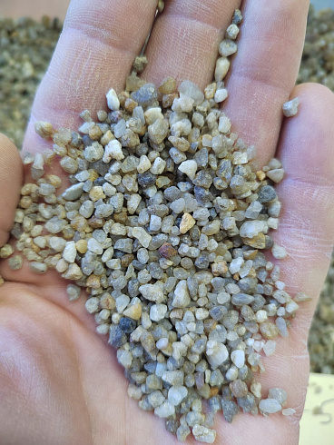 Кварцевый песок для площадок фр. 2-5 мм.  купить в Крыму фото Камень Клуб