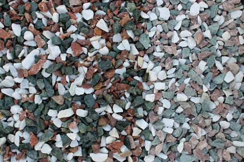 Kamenclub.ru: Мраморная крошка (щебень крошка микс: белый-зеленый-розовый) фр. 10-20 мм.  купить в Крыму мрамор белый, зеленый, розовый декоративный ландшафтный колотый щебень 12000 руб/т   фото КАМЕНЬ КЛУБ
