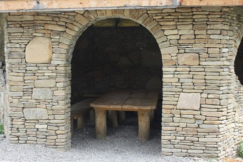 Kamenclub.ru: Песчаник для строительства и кладки блочный (фр 100-200 мм)  купить в Крыму песчаник бежевый серый рыжий валун мелкий для строительства песчаник 6500 руб/т   фото КАМЕНЬ КЛУБ