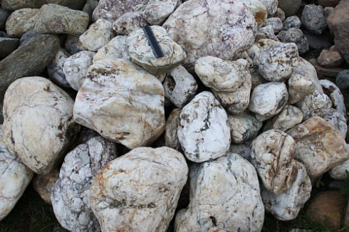 Kamenclub.ru: Кварцевый валунчик фр.100-300 мм.  купить в Крыму кварц белый, бежевый молочный рыжий крупный природный камень галечник 7850 руб/т   фото КАМЕНЬ КЛУБ