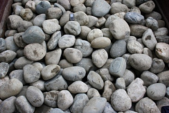 Kamenclub.ru: Речной валун (Ассорти) фр.100-300 мм.  купить в Крыму галечник серый, темно-серый, светло-серый речная галька крупных размеров 4200 руб/т   фото КАМЕНЬ КЛУБ