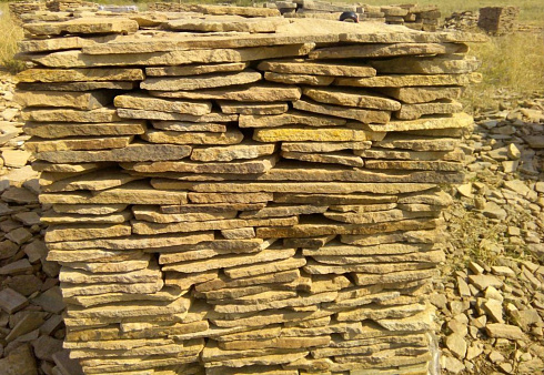 Kamenclub.ru: Песчаник пластушка желтый с разводом под дерево (2 см)  купить в Крыму плитняк желтый с разводами, желтый, рыжий, серый песчаник пластушка рваная ландшафтная 11 000 руб/м3   фото КАМЕНЬ КЛУБ