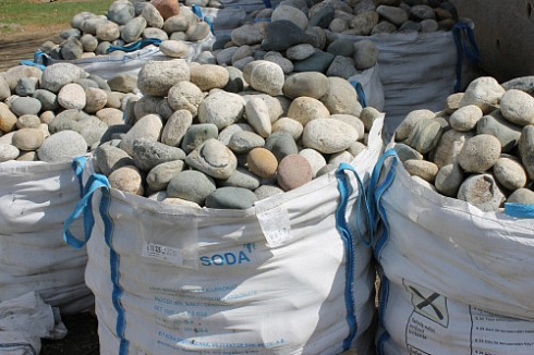 Kamenclub.ru: Речной валун (Ассорти) фр.100-300 мм.  купить в Крыму галечник серый, темно-серый, светло-серый речная галька крупных размеров 4200 руб/т   фото КАМЕНЬ КЛУБ