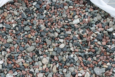 Kamenclub.ru: Мраморная крошка (щебень галтованный микс:: серый-зеленый-розовый) фр.10-20 мм.  купить в Крыму мрамор серый, зеленый, розовый щебень окатанный округлый декоративный ландшафтный 15500 руб/т   фото КАМЕНЬ КЛУБ