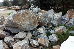 Kamenclub.ru: Гранит скальник (серо-зеленый) фр. 500-1500 мм.  купить в Крыму гранит мрамор  серый зеленый темно-серый глыба скальная колотая ландшафтная 7 500 руб/т   фото КАМЕНЬ КЛУБ
