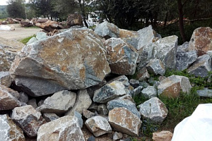 Kamenclub.ru: Гранит скальник (серо-зеленый) фр. 500-1500 мм.  купить в Крыму гранит мрамор  серый зеленый темно-серый глыба скальная колотая ландшафтная 7 500 руб/т   фото КАМЕНЬ КЛУБ