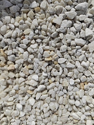Kamenclub.ru: Мраморная крошка, щебень, цвет-белый, фр. 5-10 мм.  купить в Крыму мрамор белый, айвори, молочный мраморная каменная крошка ландшафтная 12000 руб/т   фото КАМЕНЬ КЛУБ