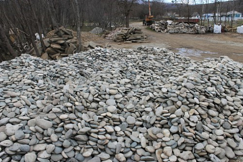 Kamenclub.ru: Галька речная плоская (ассорти) фр. 100-200-300 мм. купить  в Крыму галька плоская разноцветная серый белый темно-серый синий речная галька ландшафтная 8000 руб/т   фото КАМЕНЬ КЛУБ