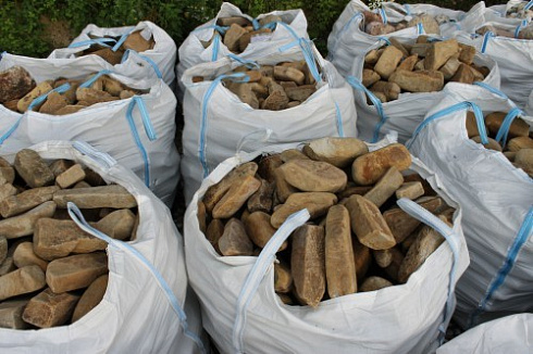 Kamenclub.ru: Песчаник для строительства и кладки блочный (фр 100-200 мм)  купить в Крыму песчаник бежевый серый рыжий валун мелкий для строительства песчаник 6500 руб/т   фото КАМЕНЬ КЛУБ